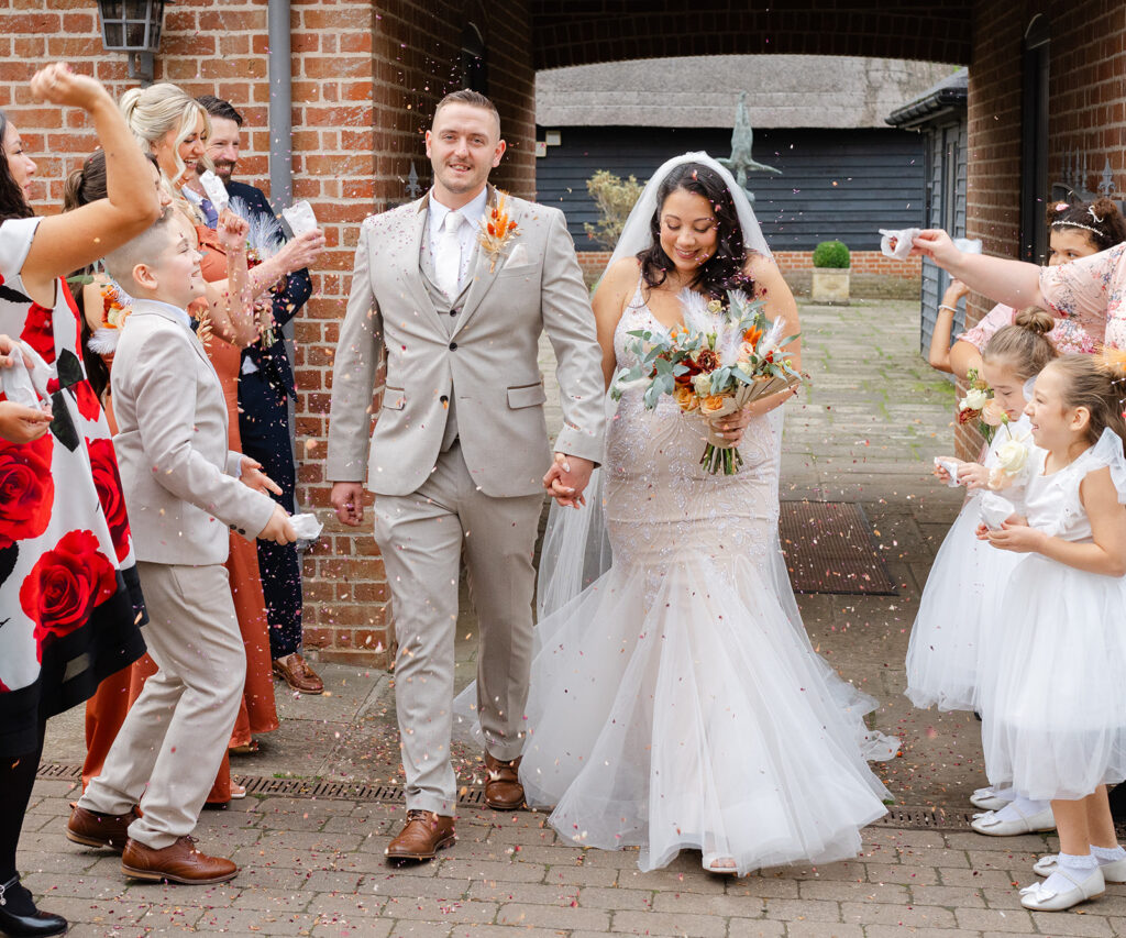 confetti wedding photo, the barn brasserie, great tey, essex, tracey davies photography 
