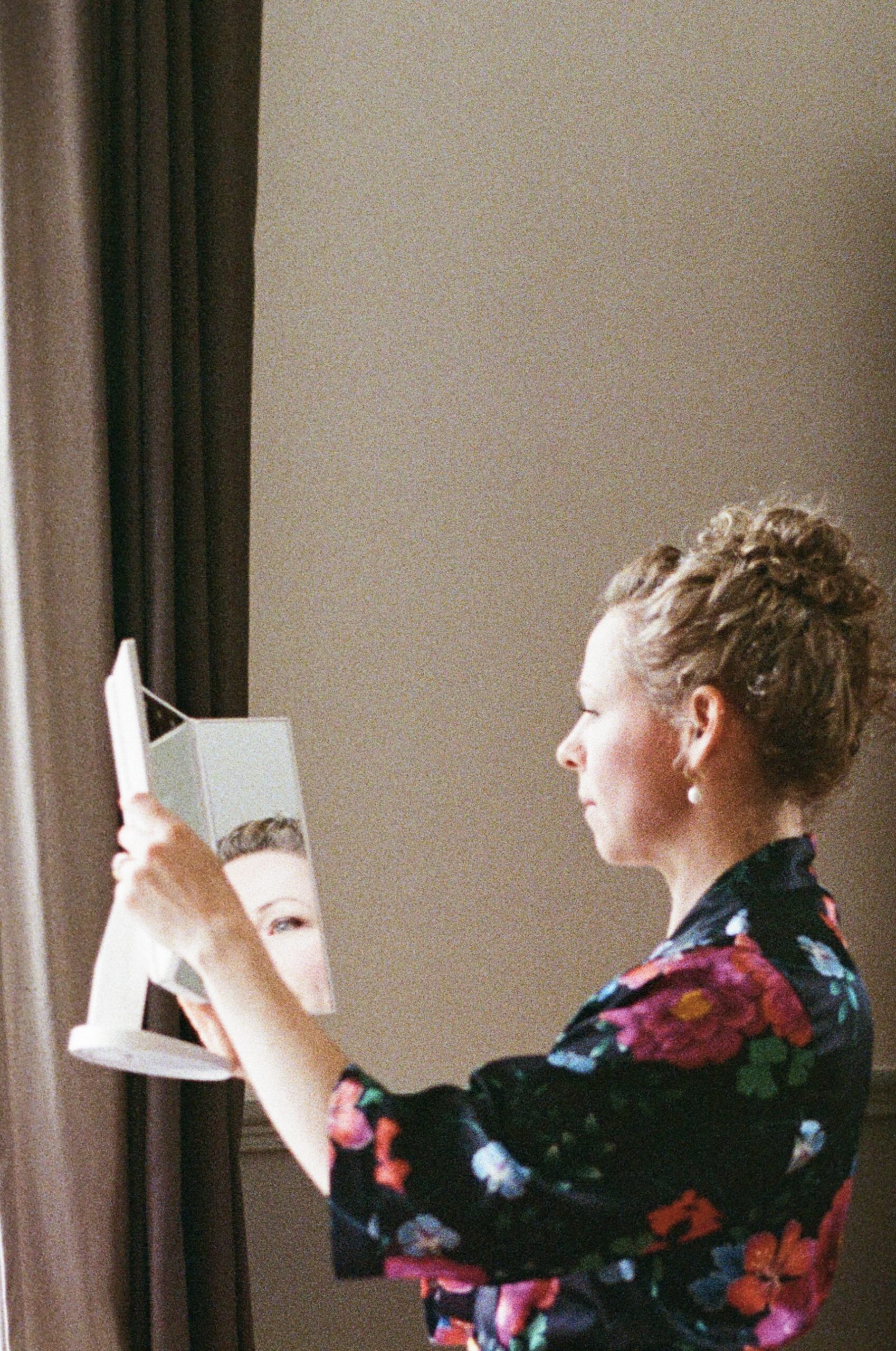 bride getting ready, film photography france, tracey davies photography 